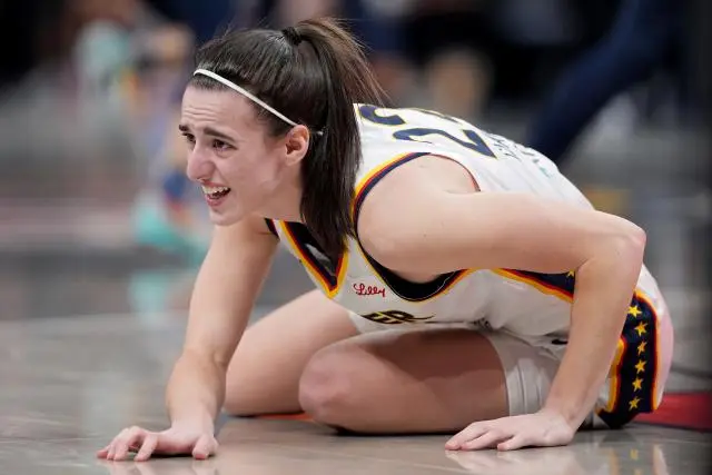 BAD NEWS:INDIANA FEVER STAR CAITLIN CLARK WAS CARRIED OFF THE COURT ON A STRETCHER DUE TO AN ANKLE INJURY DURING A …