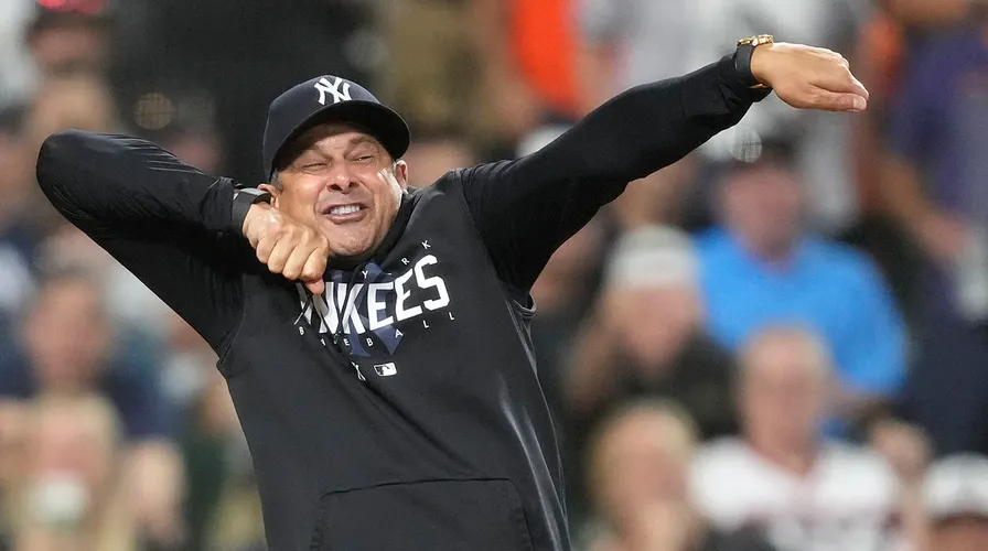 Muy malas noticias: Justo ahora, el entrenador en jefe de los Yankees de Nueva York, Aaron Boone, perdió la vida en un accidente automovilístico debido a… Leer más….