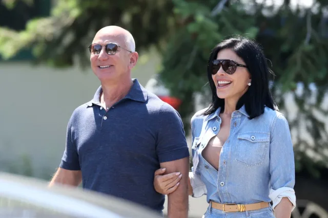 ESPN SAD REPORT : Amazon  founder Jeff Bezos with fiancée Lauren Sánchez) has been Confirmed dead in his $80 million private jet crash… Read More.
