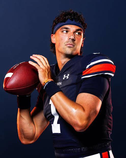 5-Star WR Stuns College Football World with Shocking Decommitment from Auburn Tigers, Flips Commitment to Wisconsin Over Powerhouses Penn State, Ohio State, and More