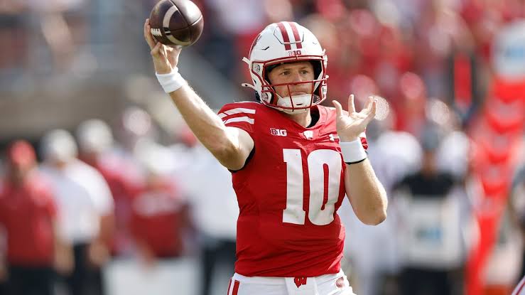 Breaking: First Wisconsin Player To Enter Hall of Fame and Have Full Documentary on Netflix – Tyler Van Dyke Makes the Difference…