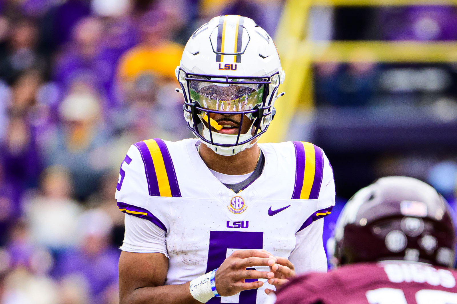 JUST IN :LSU Tigers Superstar  Jayden Daniels has signed a groundbreaking $50 million endorsement deal with Microsoft.In a remarkable display of generosity,he has donated $20 million to the program and $10 million to an orphanage, solidifying his legacy both on and off the court,securing a… 