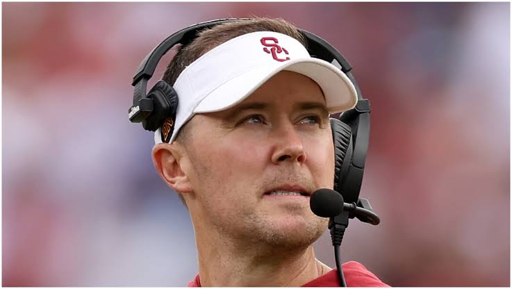 Oklahoma Sooner Shakes as Former Oklahoma Head Coach Makes Triumphant Return—Fueled by Unbreakable Bond with the Team and a Mission to Restore Its Roar”