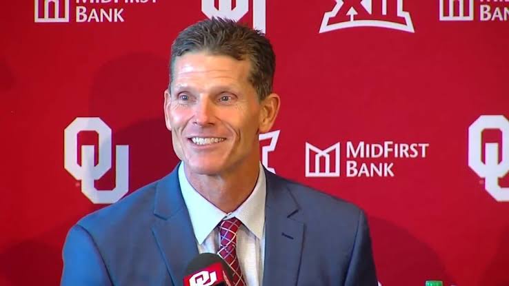 BREAKING NEWS: 78-Year-Old Black Woman Humiliated at the Bank, Oklahoma Sooner Head Coach Brent Venables Stands Up for Her — His Actions Earn Widespread Admiration and Praise. Full story bellow 👇