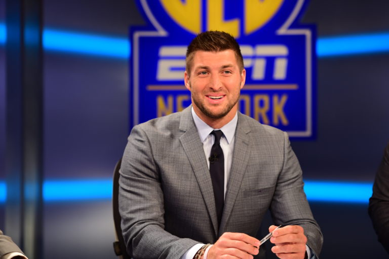 2025 ESPN BREAKING: Tim Tebow Returns to Florida Gators, Sparking Excitement Among Fans and Alumni In a major development that has thrilled the Florida University community and college football enthusiasts across the country, former Florida Gators standout quarterback Tim Tebow is rejoining the program. Florida Athletics made the announcement earlier today, marking Tim Tebow first official return since his departure for the NFL….