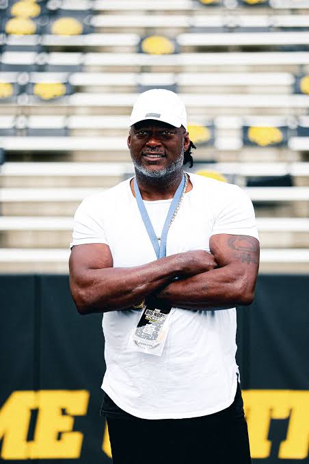 In a stunning announcement that has sent shockwaves of excitement and nostalgia through the college football world, legendary Lineback LaVar Arrington has officially been named an Associate Coach for the Penn State Nittany Lions football program… Read more